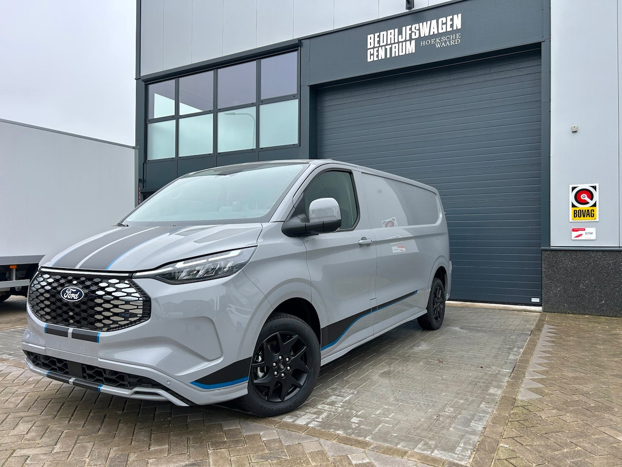 Ford E-Transit Cust. - 340 L2H1 Sport 286PK AWD 71 kWh Model 2027 UNIEK - AutoWereld.nl