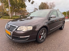 Volkswagen Passat - 2.0 FSI Highline / airco / cruise.control / leder / lmv / nap