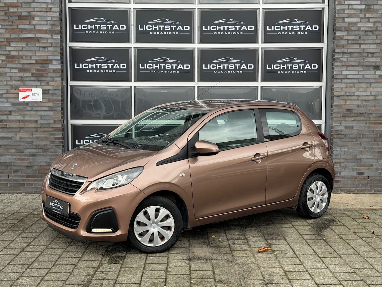 Peugeot 108 - 1.0 e-VTi Active CARPLAY ACHTERUITRIJCAM AIRCO 100% ONDERH. ELEK. RAMEN START STOP - AutoWereld.nl