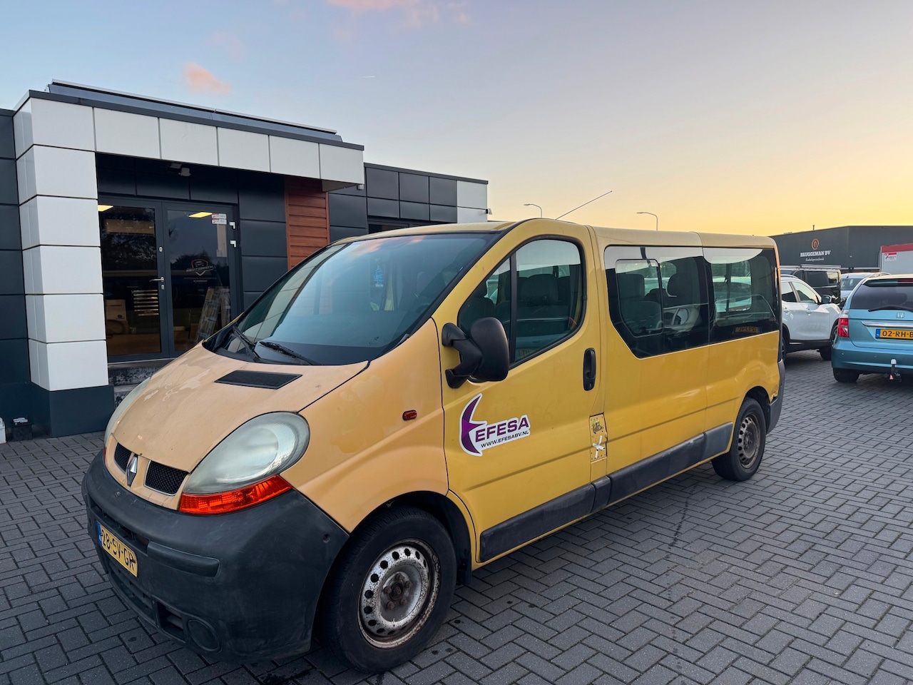 Renault Trafic Combi - 2.5 dCi L2 9 persoons 2006 automaat 135 pk - AutoWereld.nl