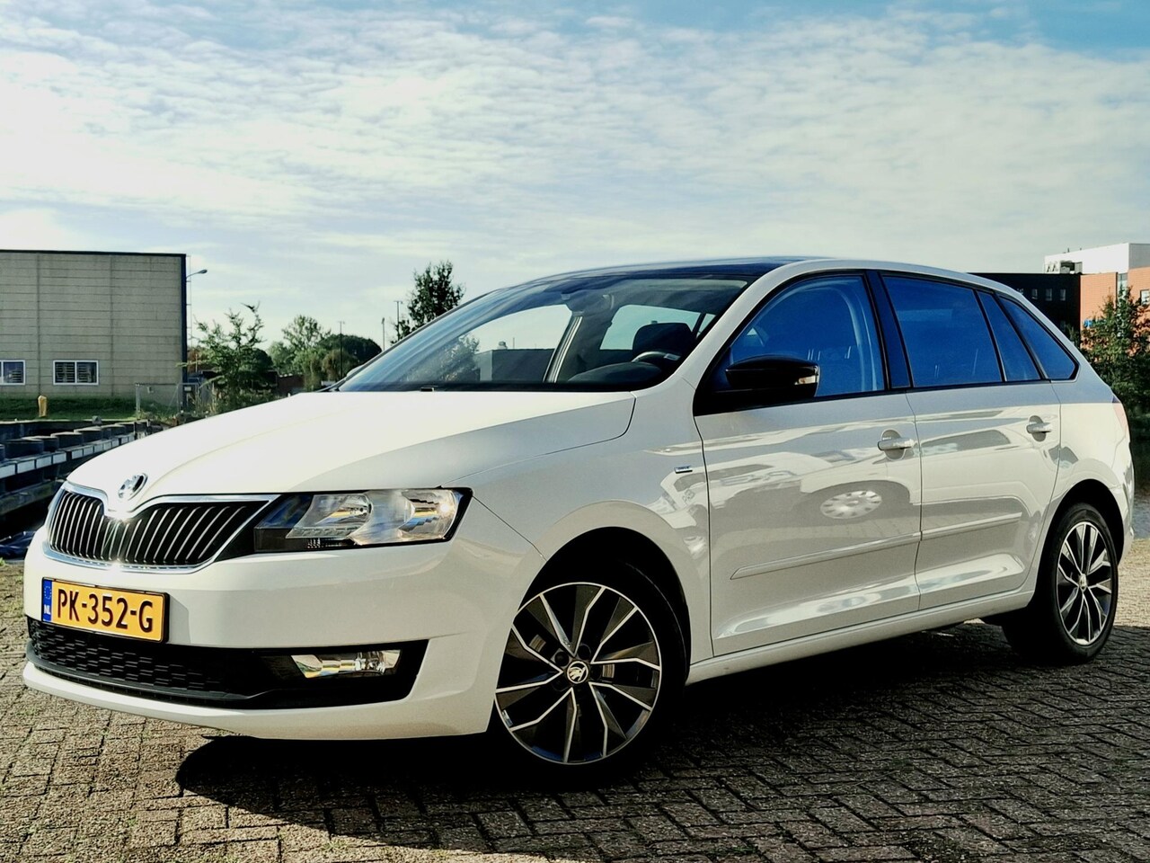 Skoda Rapid Spaceback - 1.0 TSI Greentech Drive | PANO | CRUISE | STOELVERWARMING | TREKHAAK - AutoWereld.nl