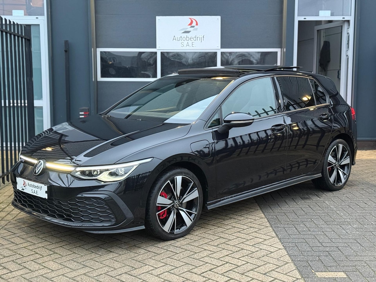 Volkswagen Golf - 1.4 eHybrid GTE 245 pk IQ LIGHT PANO SFEER CARPLAY ! - AutoWereld.nl