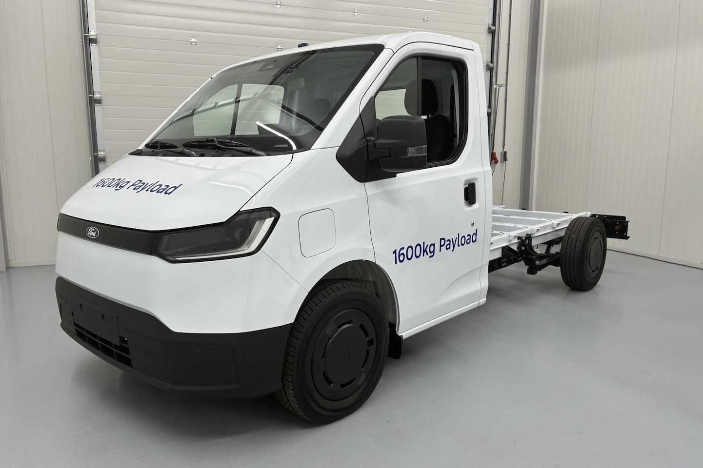 Ford Transit City - Chassis Cabine L2 56kWh 150pk Incl. Open Laadbak af-fabriek | 02-2027 in Nederland - AutoWereld.nl