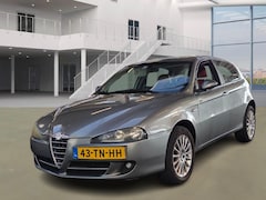 Alfa Romeo 147 - 1.6 T.Spark Progression/AIRCO/CRUISE/LEDER/PARKEERSENS ACHTER