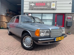 Mercedes-Benz 200-280 (W123) - 230 E