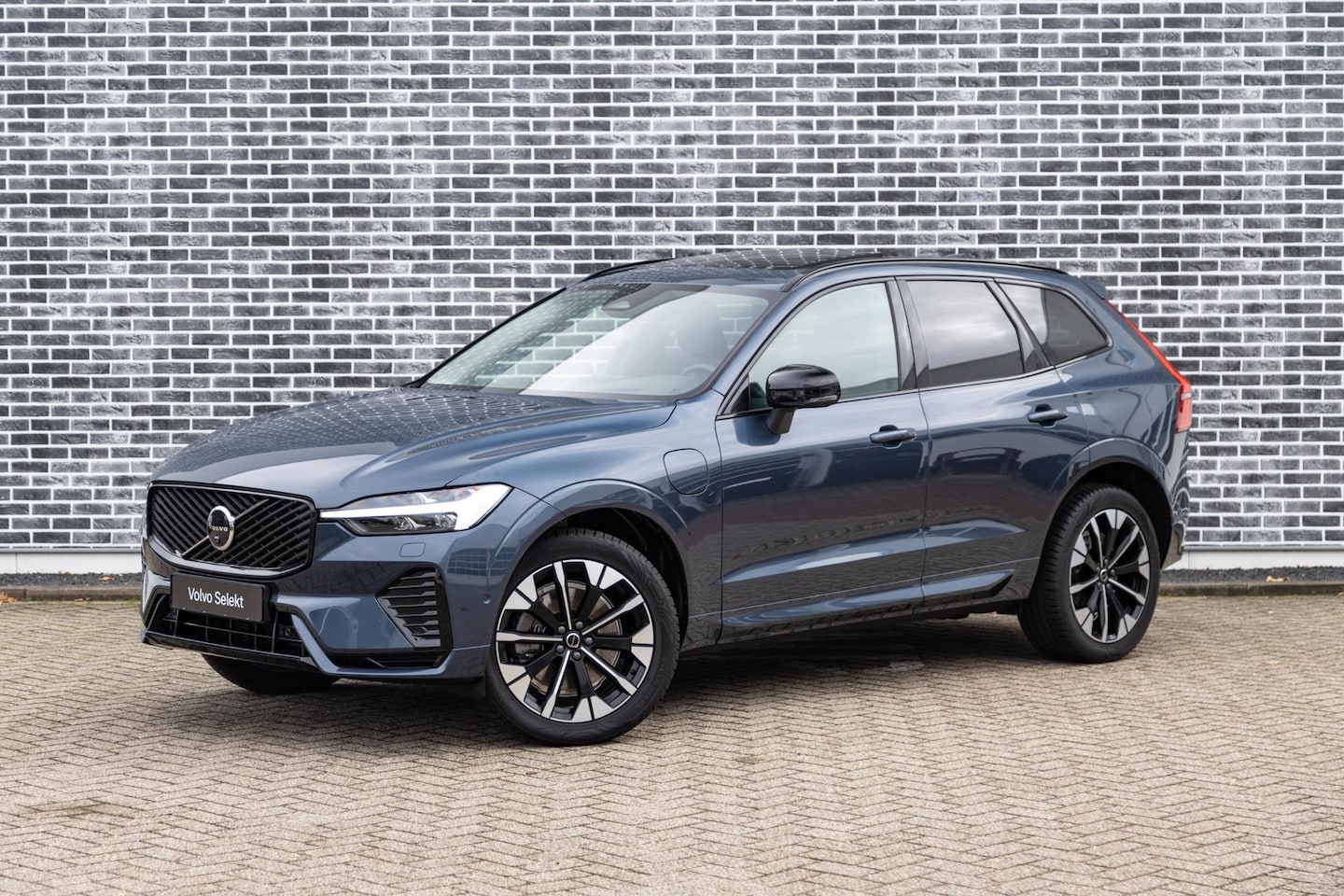Volvo XC60 - 2.0 T6 Plug-in Hybrid AWD Ultra Dark | Trekhaak | Luchtvering | 360 Graden Camera | Panora - AutoWereld.nl