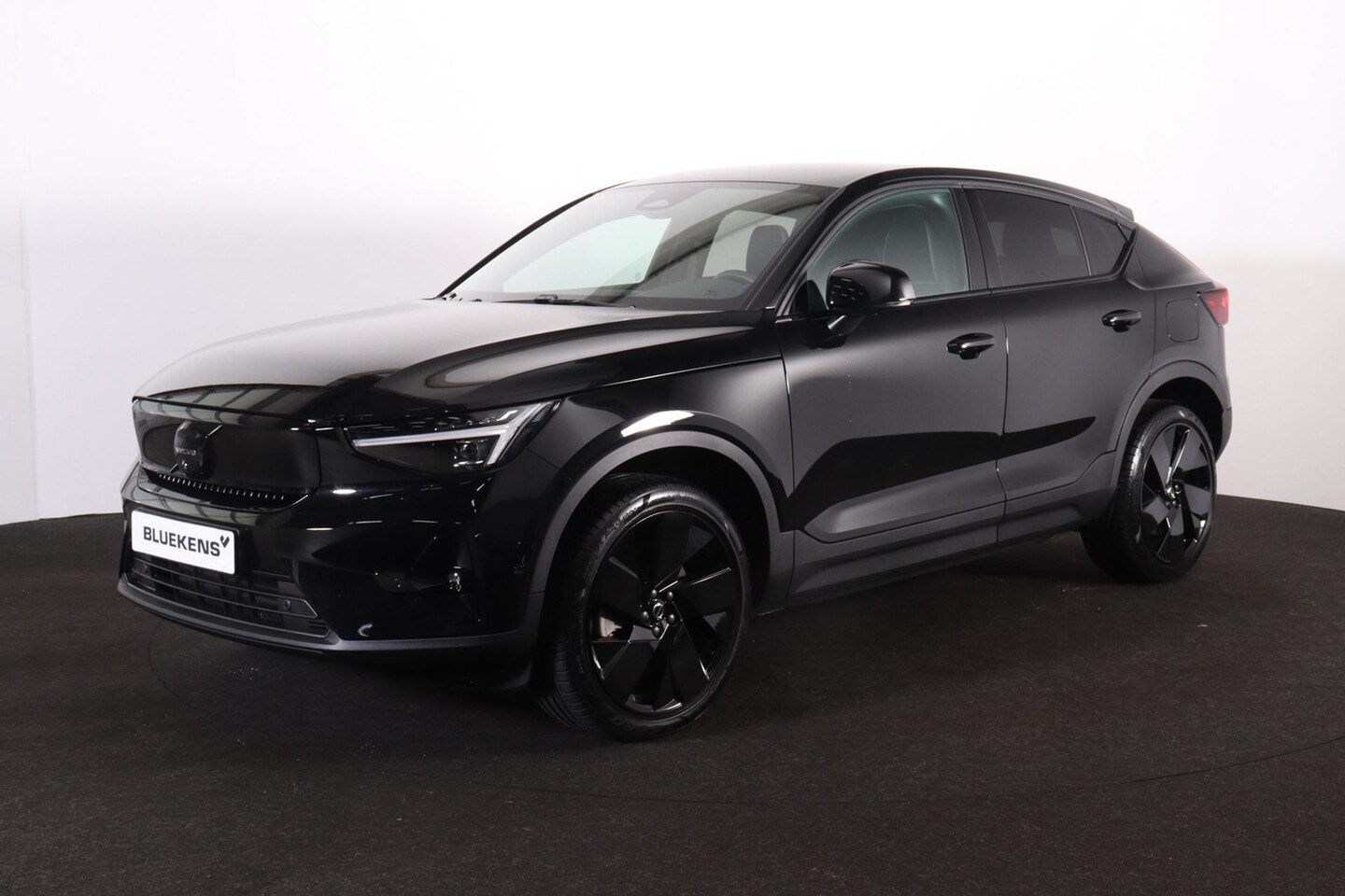 Volvo EC40 - Performance Ultra Black Edition 82 kWh - Panoramadak - IntelliSafe Assist & Surround - 360 - AutoWereld.nl