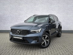 Volvo XC40 - 2.0 B4 Plus Dark | Trekhaak | Panoramadak | Harman Kardon Audio | Achteruitrijcamera | Par