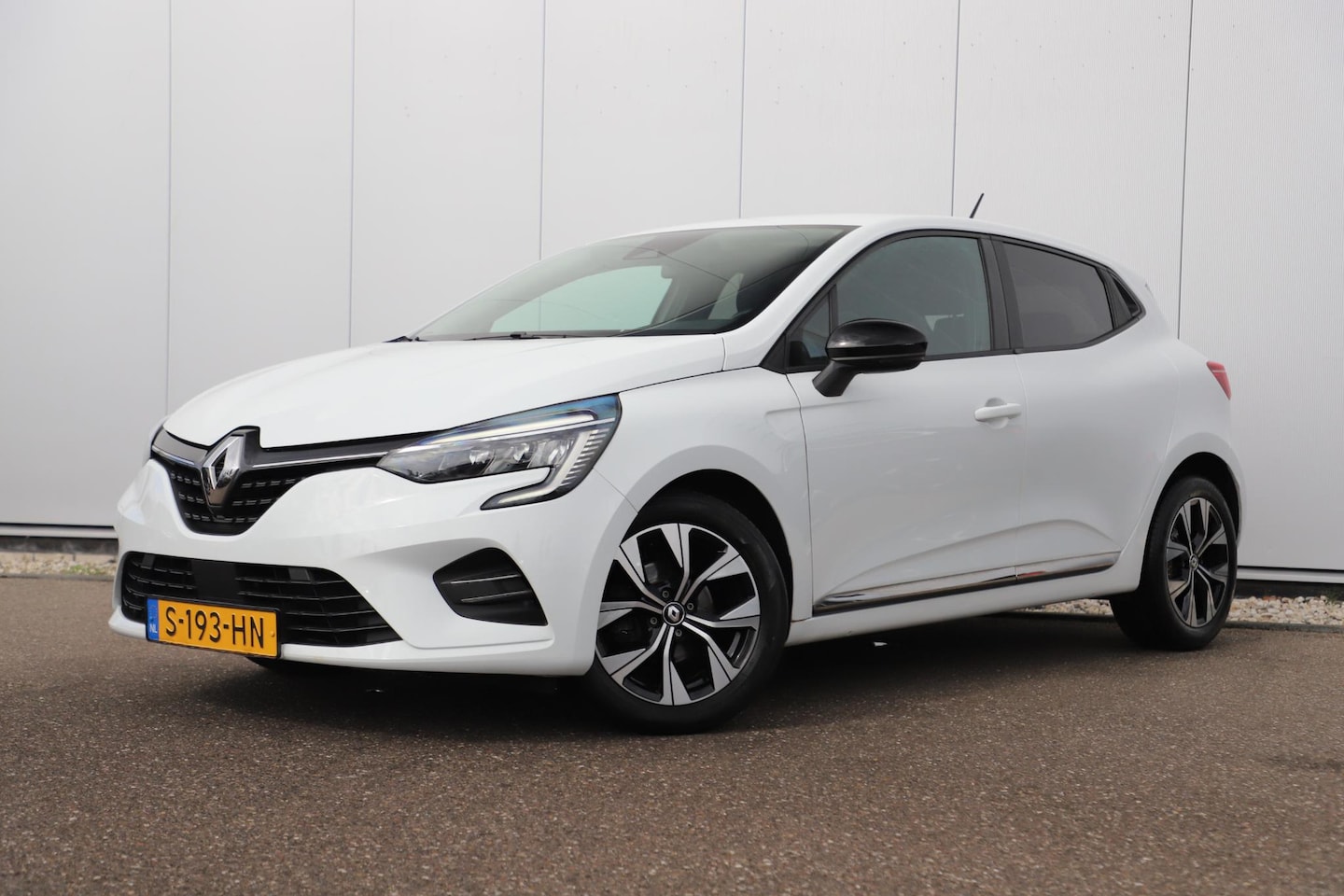 Renault Clio - 1.0 TCe 90 Evolution 16 inch LMV Donkere Ramen Navigatie Carplay Rijstrooksensor Parkeerse - AutoWereld.nl