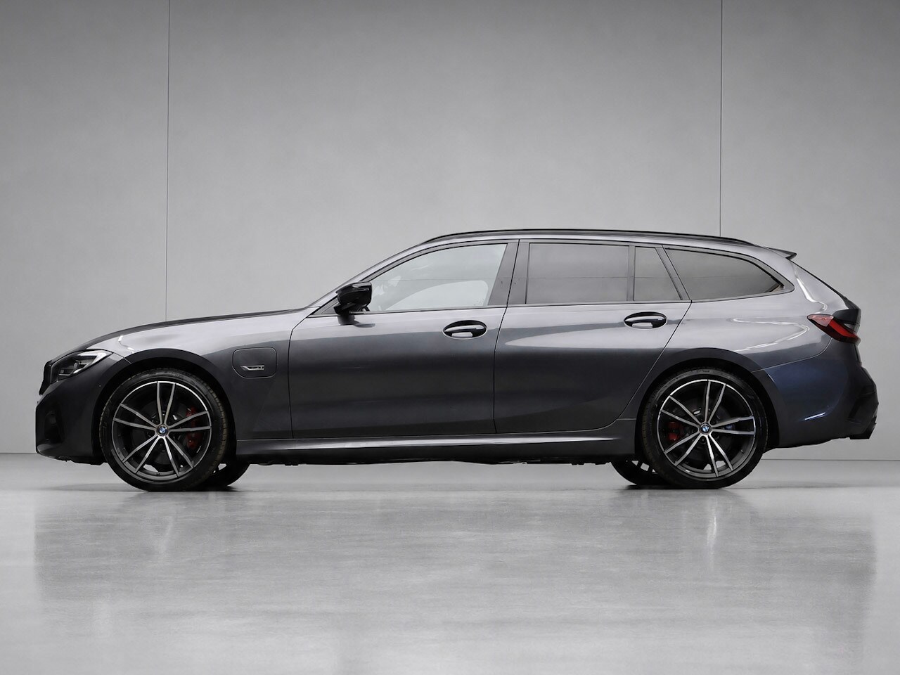 BMW 3-serie Touring - 330e High Executive Sport SOH 90,5% (PANORAMADAK,APPLE CARPLAY,NAVI,CAMERA,SFEERVERLICHTIN - AutoWereld.nl