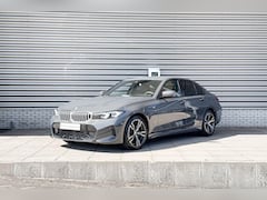 BMW 3-serie - Sedan 318i M Sport | Trekhaak