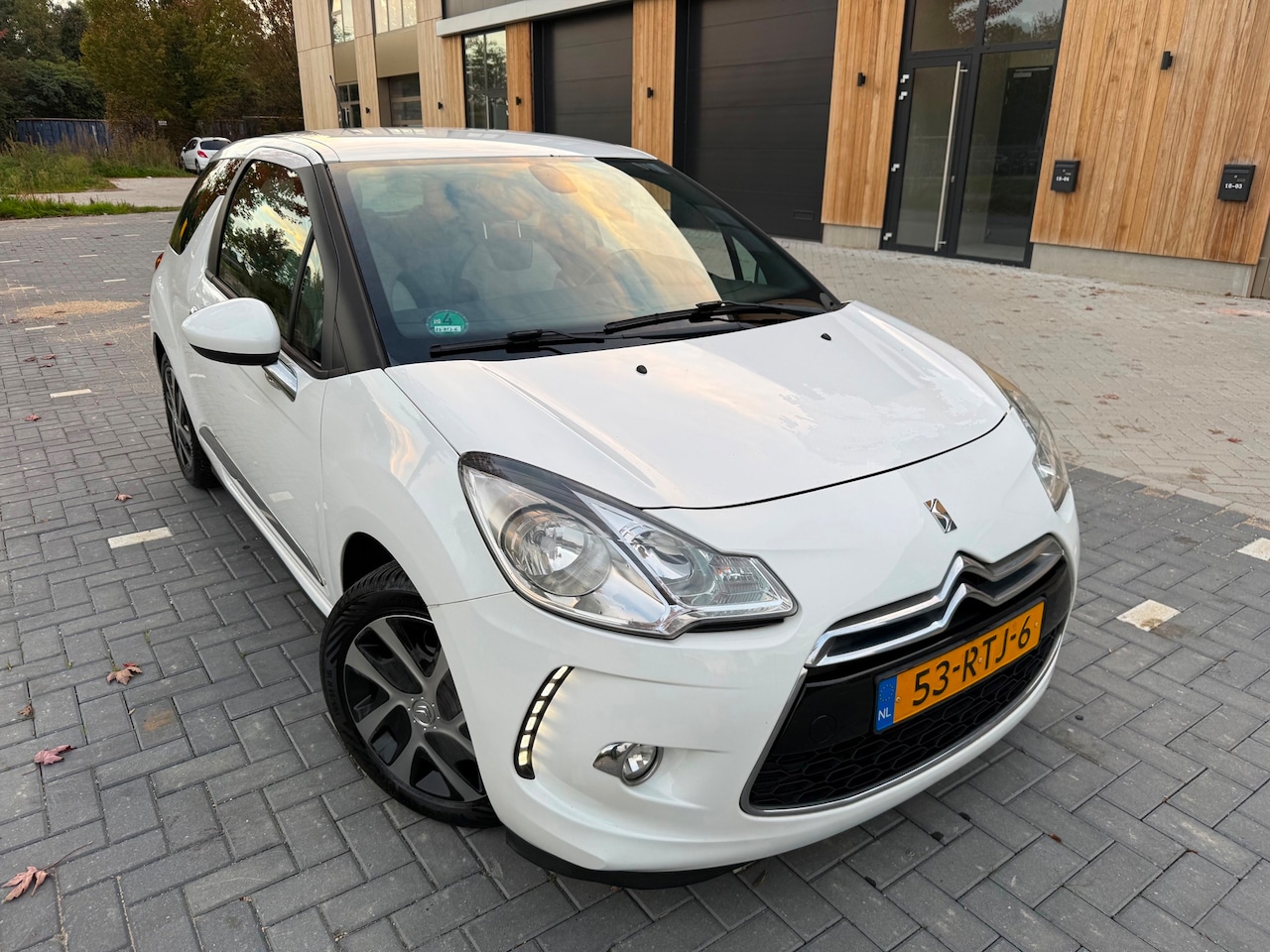 Citroën DS3 - 1.6 e-HDi So Chic DUO-LEER|NAVI|HIFI|CLIMA|LED! - AutoWereld.nl