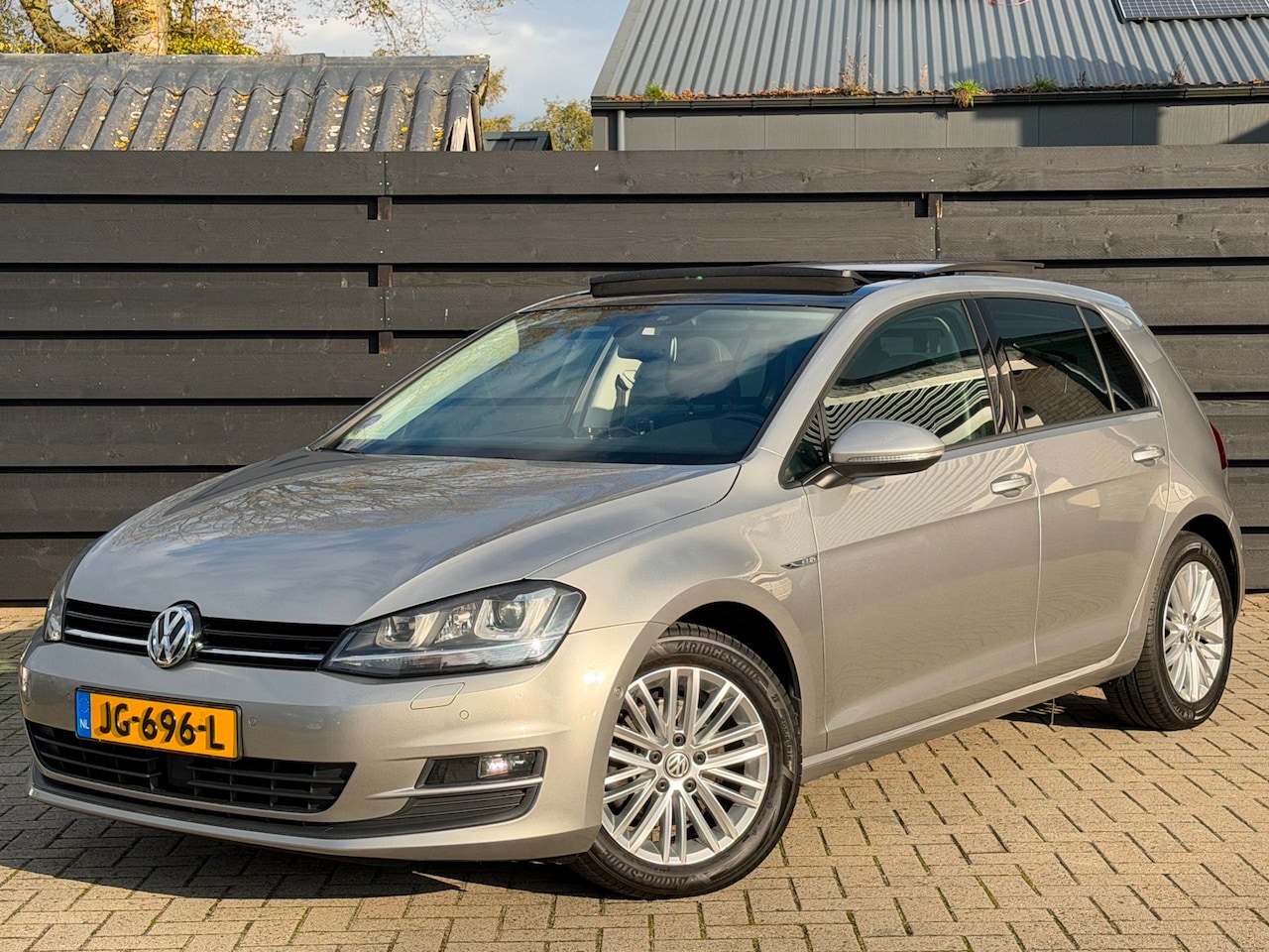 Volkswagen Golf - 1.4 TSI Xenon Led I Pano I ACC I Blind spot I Navi - AutoWereld.nl