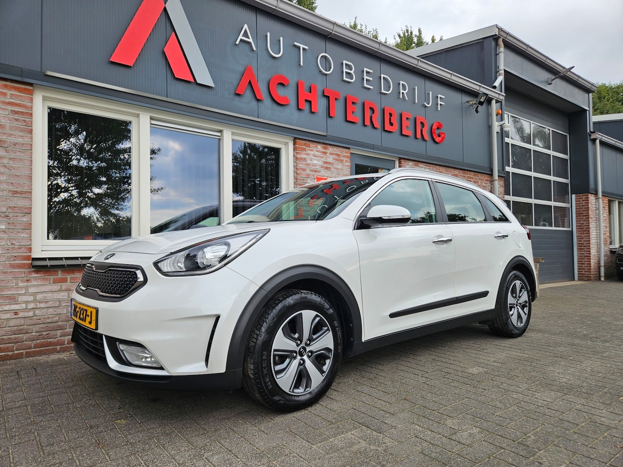 Kia Niro - 1.6 GDi Hybrid ExecutiveLine Trekhaak! Camera! NAP! Nette Auto! Dealer Onderhouden! - AutoWereld.nl