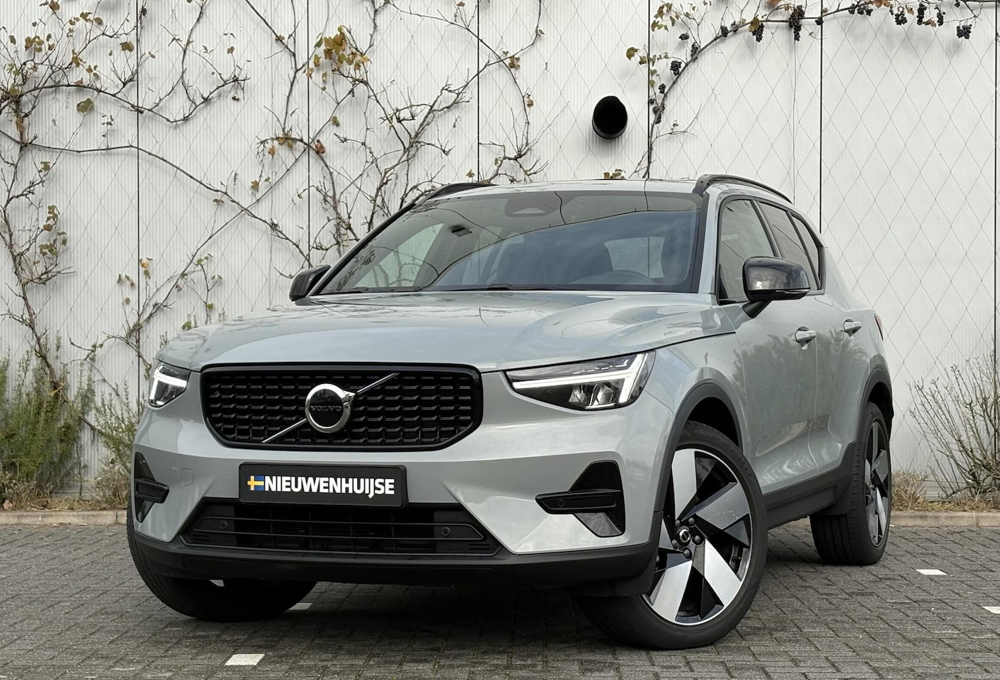 Volvo XC40 - 2.0 B4 Plus Dark | Trekhaak | Panoramadak | Lichtmetalen Velgen 19 inch | All-Season bande - AutoWereld.nl