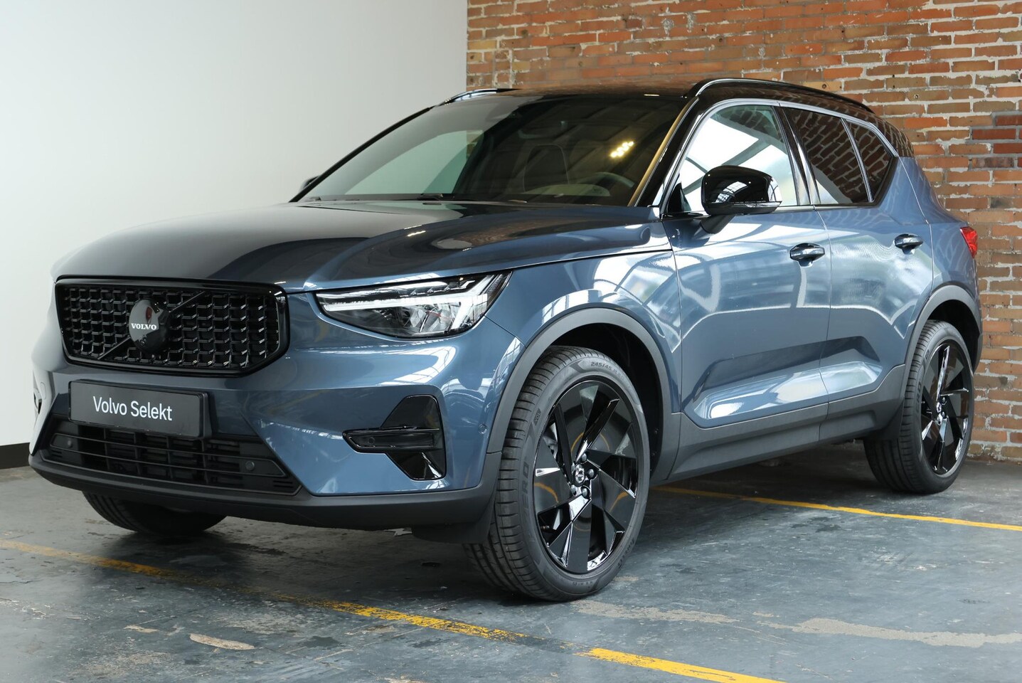 Volvo XC40 - B4 Plus Black Edition | DEMO DEAL| Panoramadak | 360° Parkeercamera | Parkeersensoren voor - AutoWereld.nl
