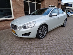 Volvo S60 - 2.0 D3 Kinetic Automaat / leder / Navi