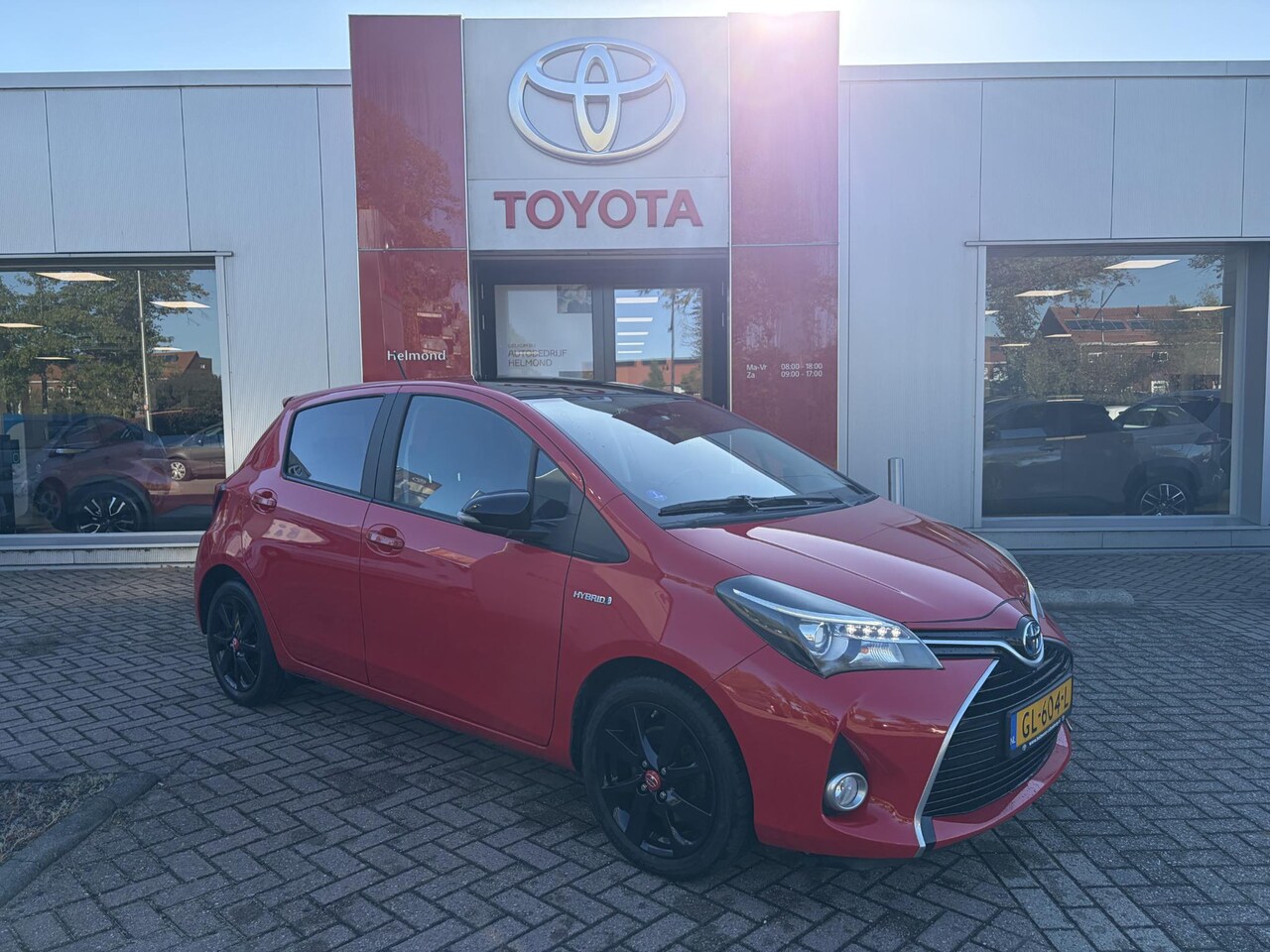 Toyota Yaris - 1.5 Hybrid Dynamic Panoramisch Dak - AutoWereld.nl
