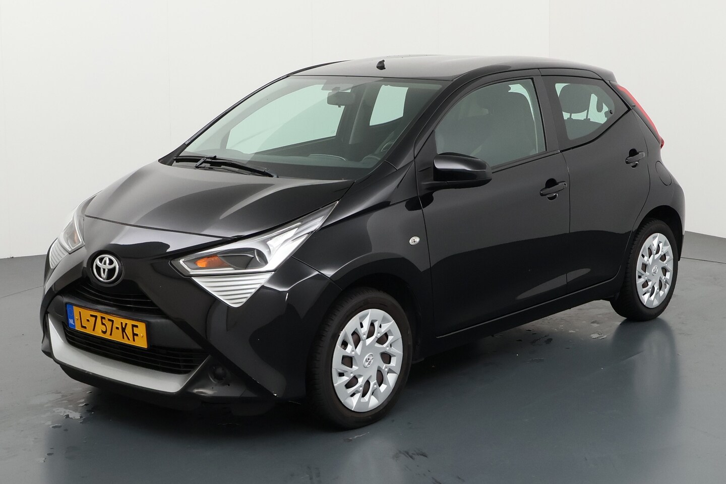 Toyota Aygo - 1.0 VVT-i x-play|Camera|Airco|Cruise|Navi - AutoWereld.nl