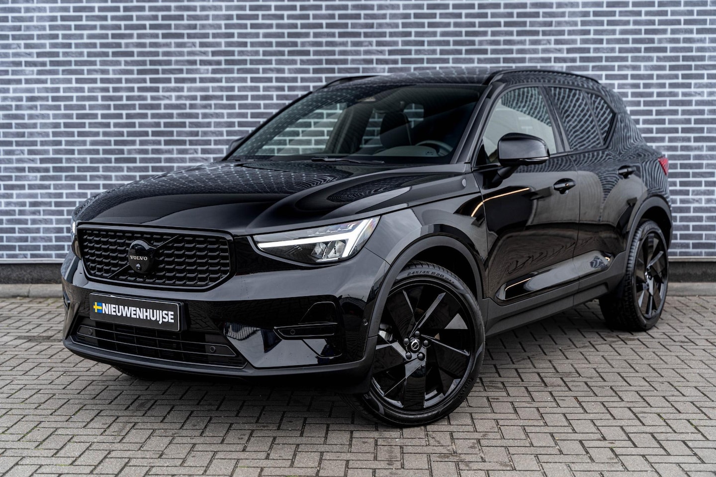 Volvo XC40 - 2.0 B4 Plus Black Edition | Trekhaak | Lichtmetalen Velgen 20 inch | Harman Kardon Audio | - AutoWereld.nl
