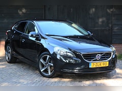 Volvo V40 - 1.6 T2 Kinetic Navigatie/Parkeersensor/R Design velgen/Apk 10-2027