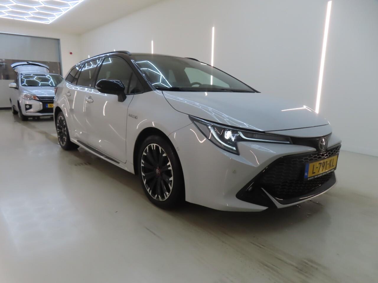 Toyota Corolla Touring Sports - 1.8 Hybrid GR-Sport+Led+Leder+Navigatie+trekhaak+camera+Stoel-verw+Parkeer-Hulp = SUPER UI - AutoWereld.nl
