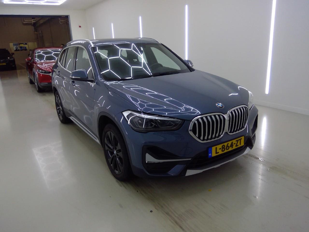 BMW X1 - SDrive20i Business Edition Plus Orange+Led+Navigatie+camera+Headup+Leder+Stoel-verw+Zwarte - AutoWereld.nl