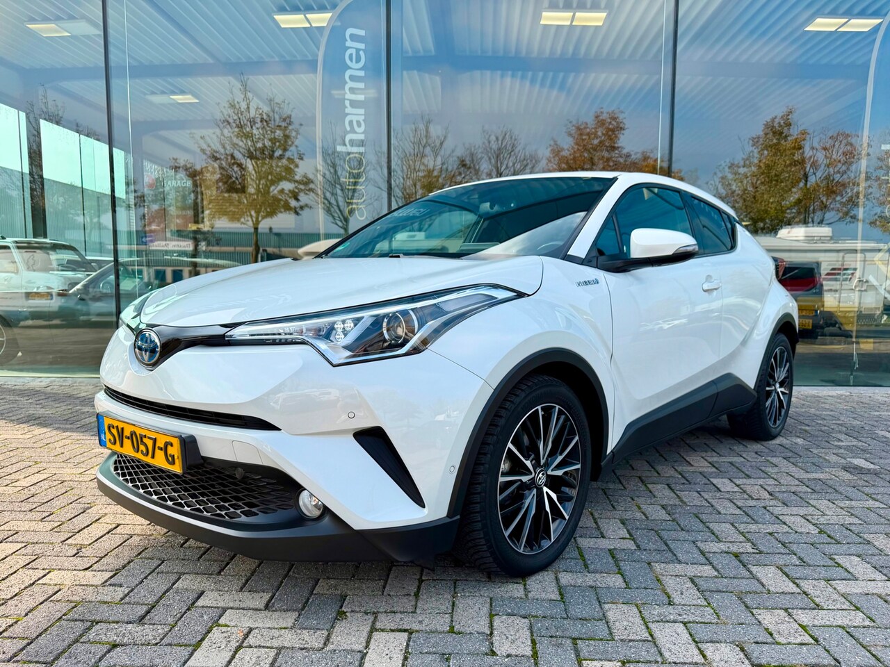 Toyota C-HR - 1.8 Hybrid Style 1.8 Hybrid Style, NAP, Camera, JBL, KeyLess, Trekhaak - AutoWereld.nl