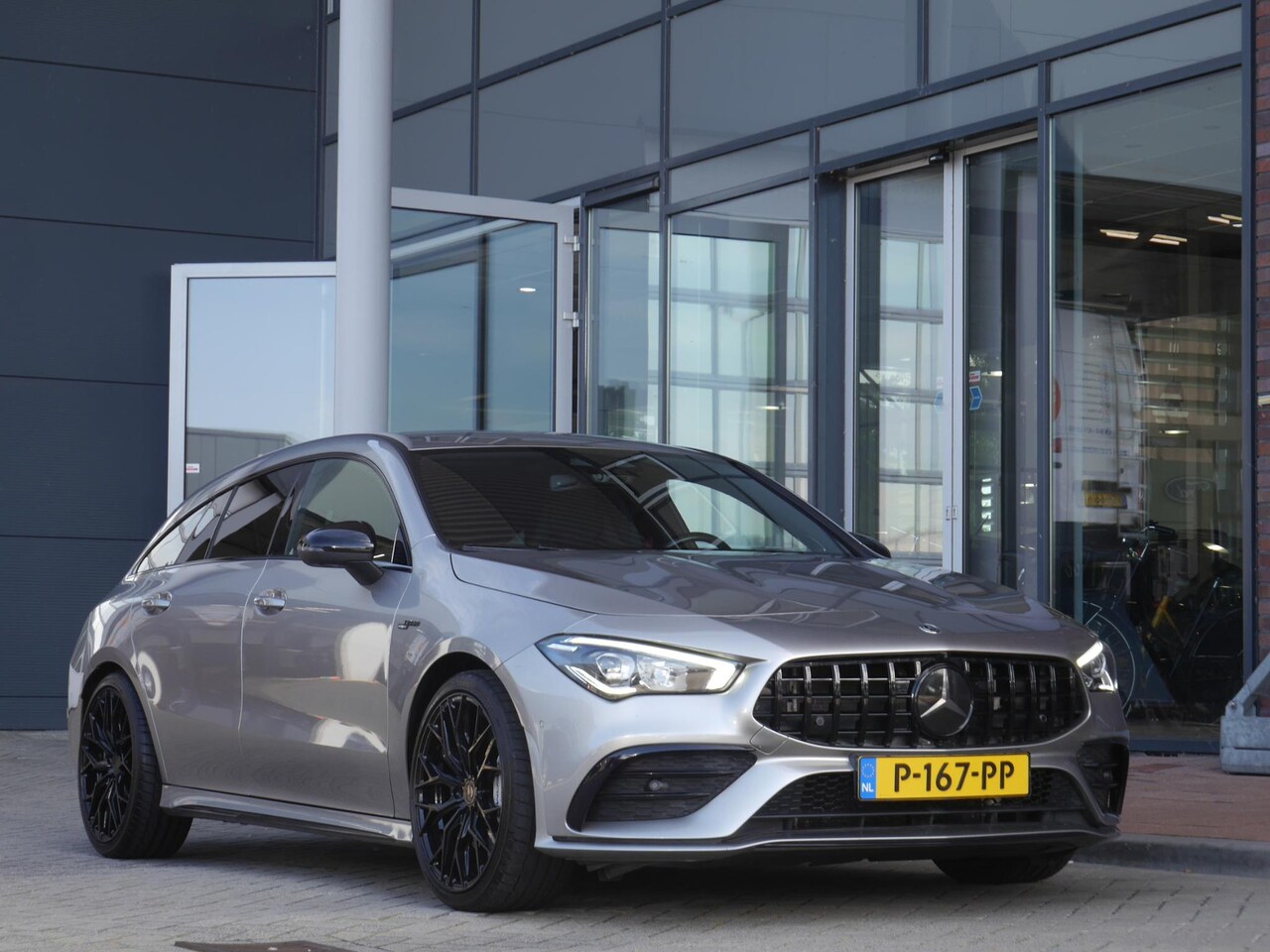 Mercedes-Benz CLA-klasse Shooting Brake - AMG 35 4MATIC Premium | 300PK | Automaat | Elektrisch bedienbare achterklep | Rondom camer - AutoWereld.nl