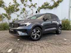 Volvo XC40 - 2.0 B4 Plus Dark | Trekhaak | Harman Kardon Audio | Achteruitrijcamera | Parkeersensoren |