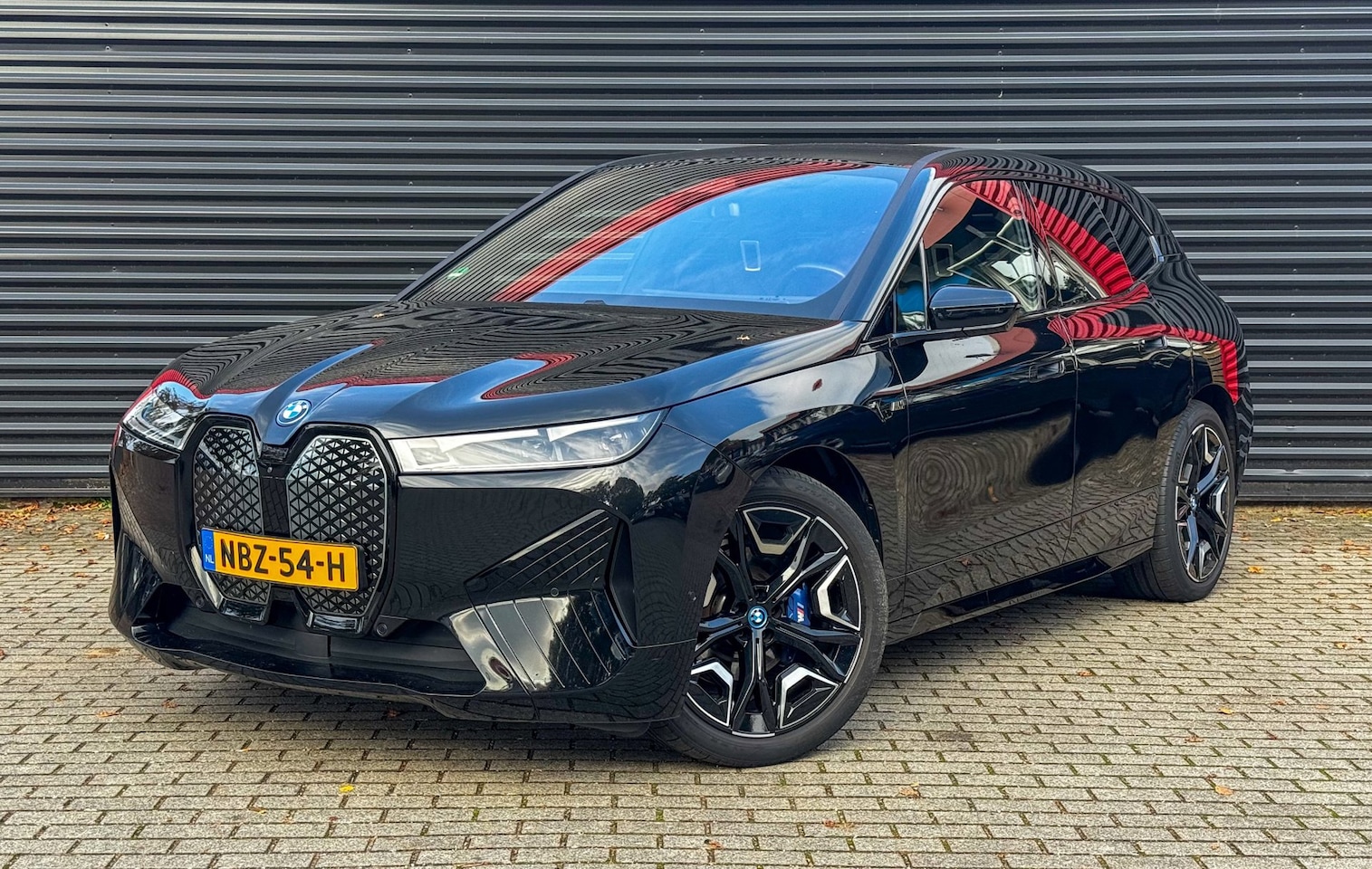 BMW iX - M60 112 kWh | Pano/Sky Lounge | Kristal | Expressive Sound | 22" | Trekhaak | Soft-close | - AutoWereld.nl