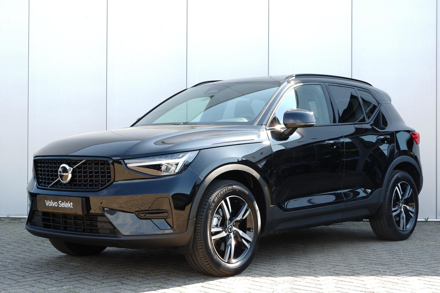 Volvo XC40 - B4 Plus | Panoramadak | Trekhaak | Verwarmbare voorstoelen en stuurwiel | Premium audio by - AutoWereld.nl