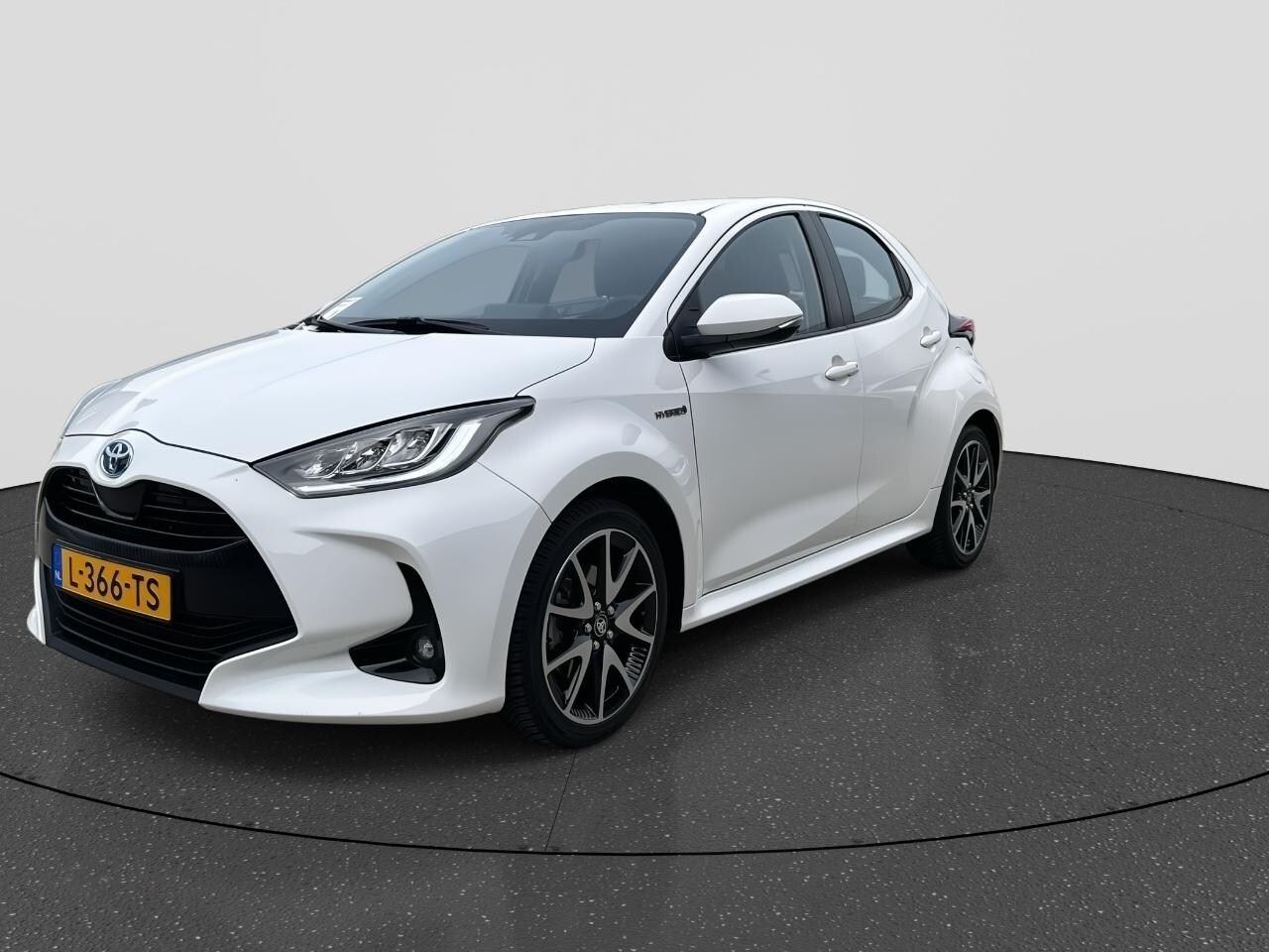 Toyota Yaris - 1.5 Hybrid Dynamic | Rijklaar | 17 inch + All Season Banden | Stoelverwarming - AutoWereld.nl