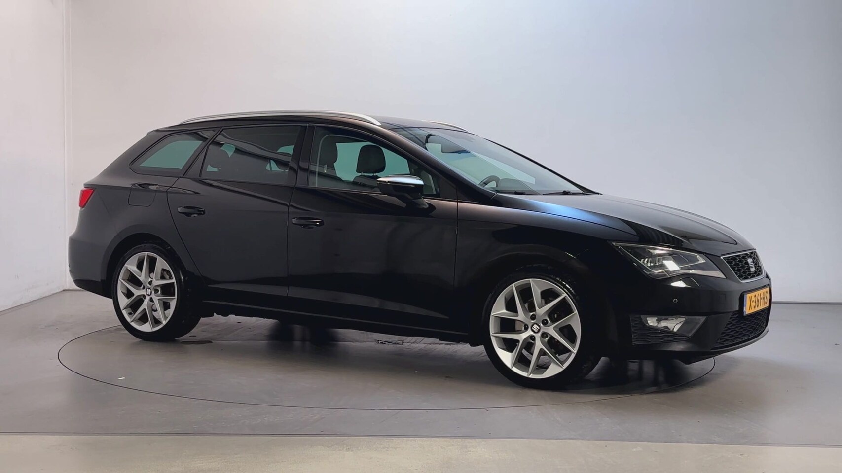 SEAT Leon ST - 1.4 TSI Style FR Leder-Stof Parkeersensoren Stoelverwarming - AutoWereld.nl