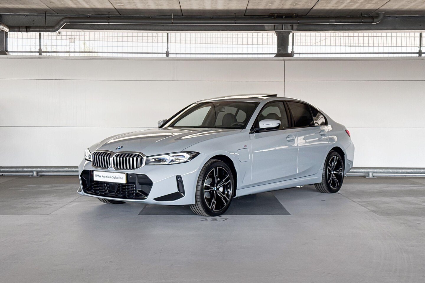 BMW 3-serie - Sedan 330e M Sport | Trekhaak - AutoWereld.nl