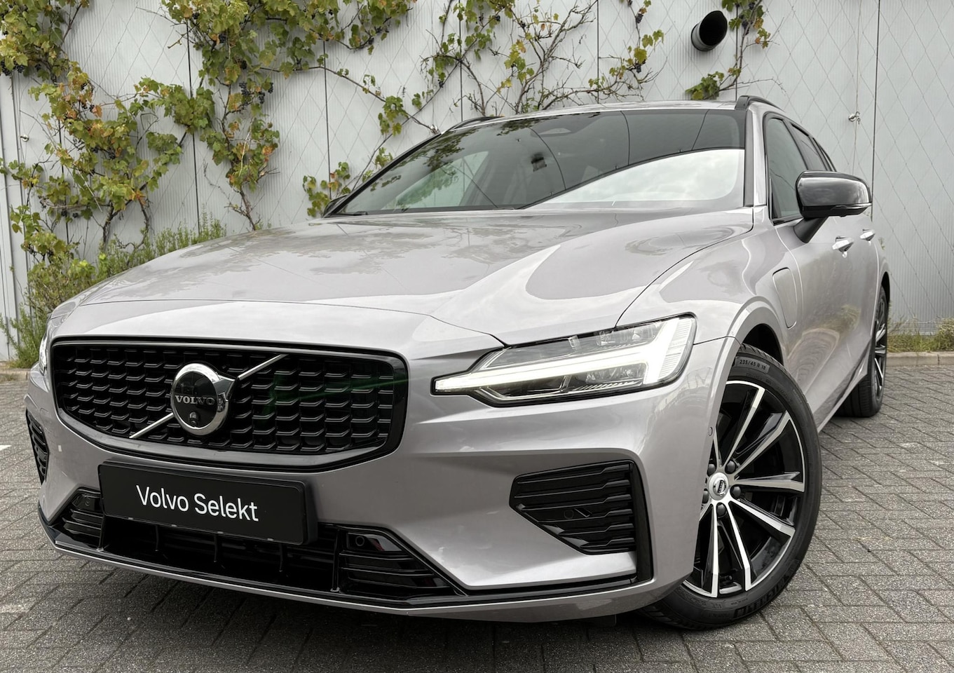 Volvo V60 - 2.0 T8 Plug-in Hybrid AWD Plus Dark | PHEV Long Range | Trekhaak | Sportstoelen | Panorama - AutoWereld.nl