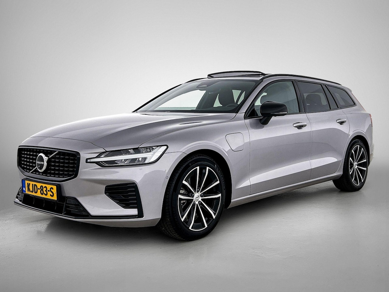 Volvo V60 - 2.0 T8 Plug-in hybrid AWD Plus Dark | SOH 100% | Trekhaak | Panorama dak | Luxe bekleding - AutoWereld.nl