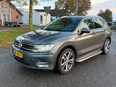 Volkswagen Tiguan - 1.4 TSI ACT Connected Series | Trekhaak | Sidebars