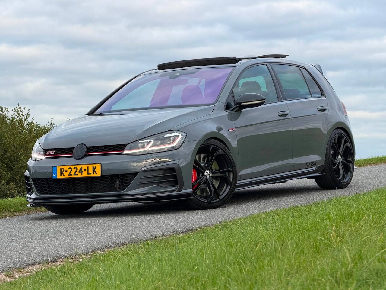 Volkswagen Golf - 7.5 2.0 TSI GTI TCR 385PK |Akrapovic |Porsche remmen |Target Blu Eye |Pano |HFS Carbon int - AutoWereld.nl