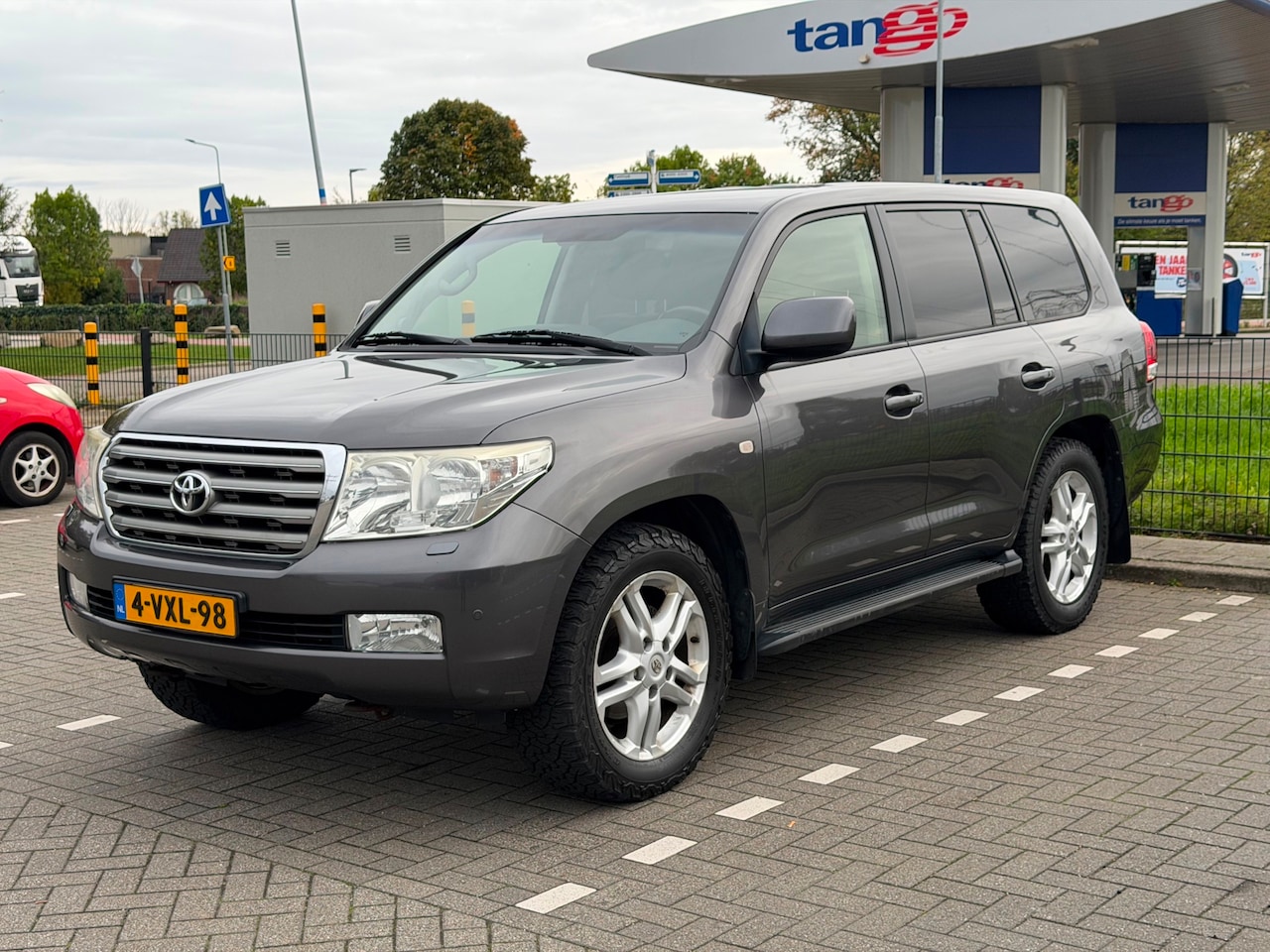 Toyota Land Cruiser V8 - 4.5 V8 D-4D VX High Roof Window Van 4.5 V8 D-4D VX High Roof Window Van - AutoWereld.nl