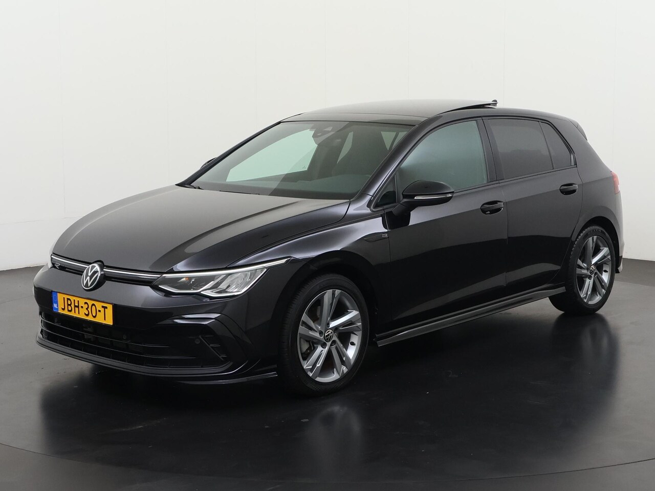 Volkswagen Golf - 1.5 eTSI R-Line DSG | Schuifdak | DCC Adaptief | Stuurverwarming | Zondag Open! - AutoWereld.nl