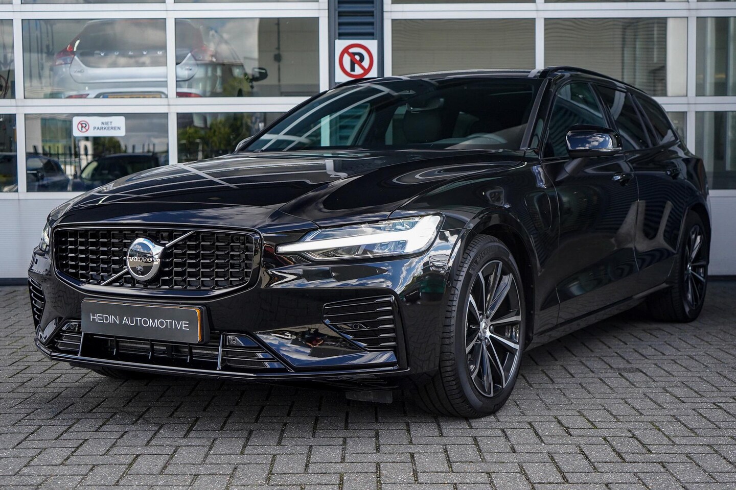 Volvo V60 - 2.0 T8 Plug-in hybrid AWD Plus Dark | Elektrische Stoelen met geheugen | 360 camera | Pano - AutoWereld.nl
