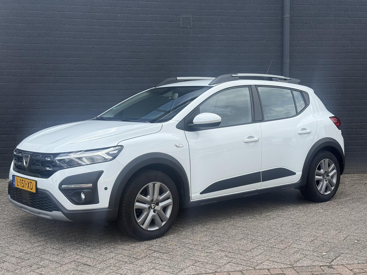 Dacia Sandero Stepway - 1.0 TCe 100 Bi-Fuel Comfort | Navigatie | Trekhaak | Camera | LED | Cruise | Airco - AutoWereld.nl