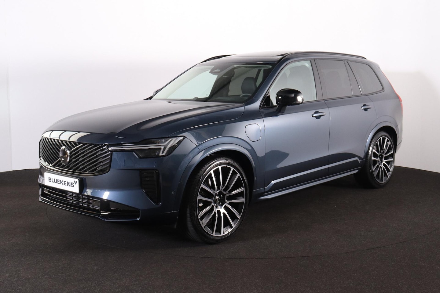 Volvo XC90 - T8 Recharge AWD Ultra Dark - Luchtvering - Panorama/schuifdak - IntelliSafe Assist & Surro - AutoWereld.nl