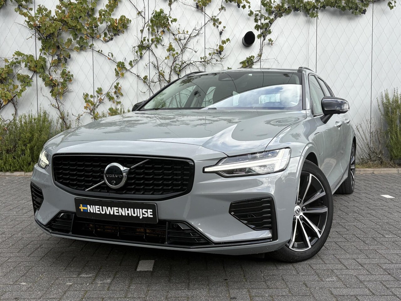 Volvo V60 - 2.0 T6 Plug-in hybrid AWD Plus Dark | Adaptieve Cruise Control | Trekhaak | 360 Camera | L - AutoWereld.nl
