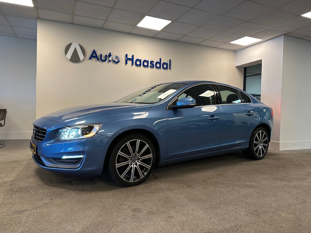 Volvo S60 - 2.0 T5|FACELIFT|241PK|AUTOMAAT|DEALERONDERHOUDEN! - AutoWereld.nl