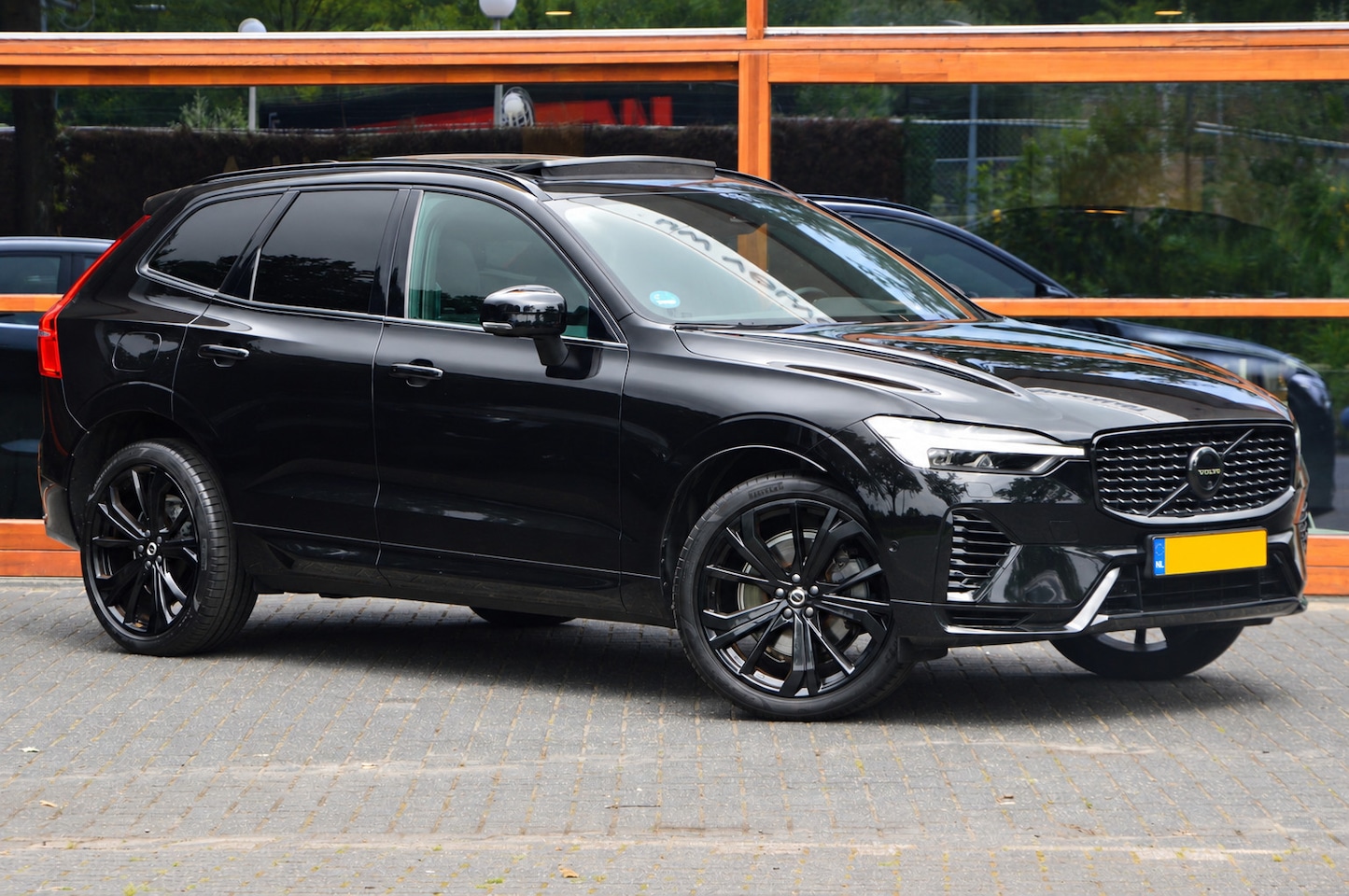 Volvo XC60 - T8 Hybride AWD Ultra Black Edition | Panoramadak | Trekhaak | Stoel + Stuur Verwarmd | Cam - AutoWereld.nl