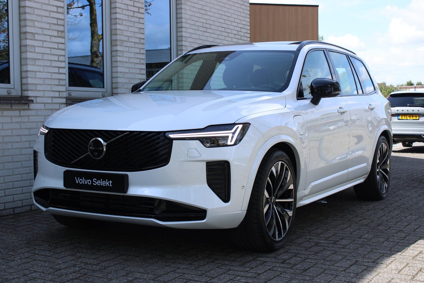 Volvo XC90 - T8 Plug-in hybrid AWD Ultra Dark | Luchtvering | Panoramadak | Trekhaak | Premium audio by - AutoWereld.nl