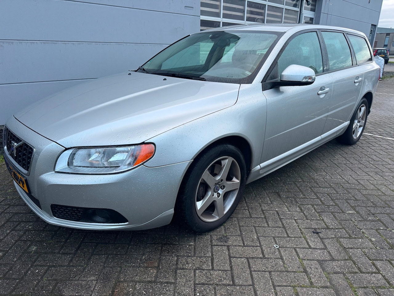 Volvo V70 - 2.4 D5 Momentum 2.4 D5 Momentum - AutoWereld.nl