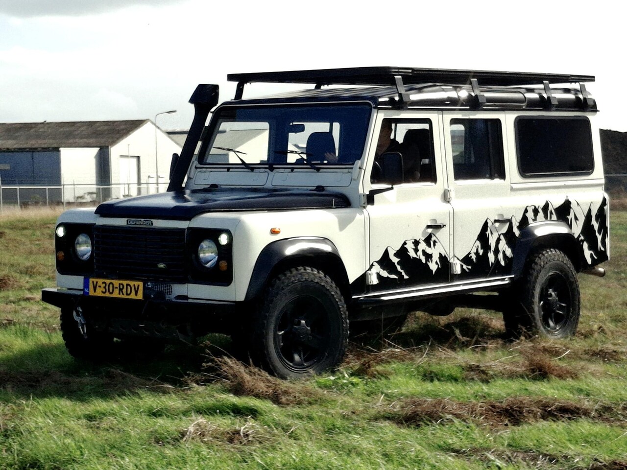 Land Rover Defender 110 - 2.5 TD5 SAFARI | GRIJS KENTEKEN | LIER | LUXE STOEL | SNORKEL | DAKTENT FEMKES | RVS UITLA - AutoWereld.nl
